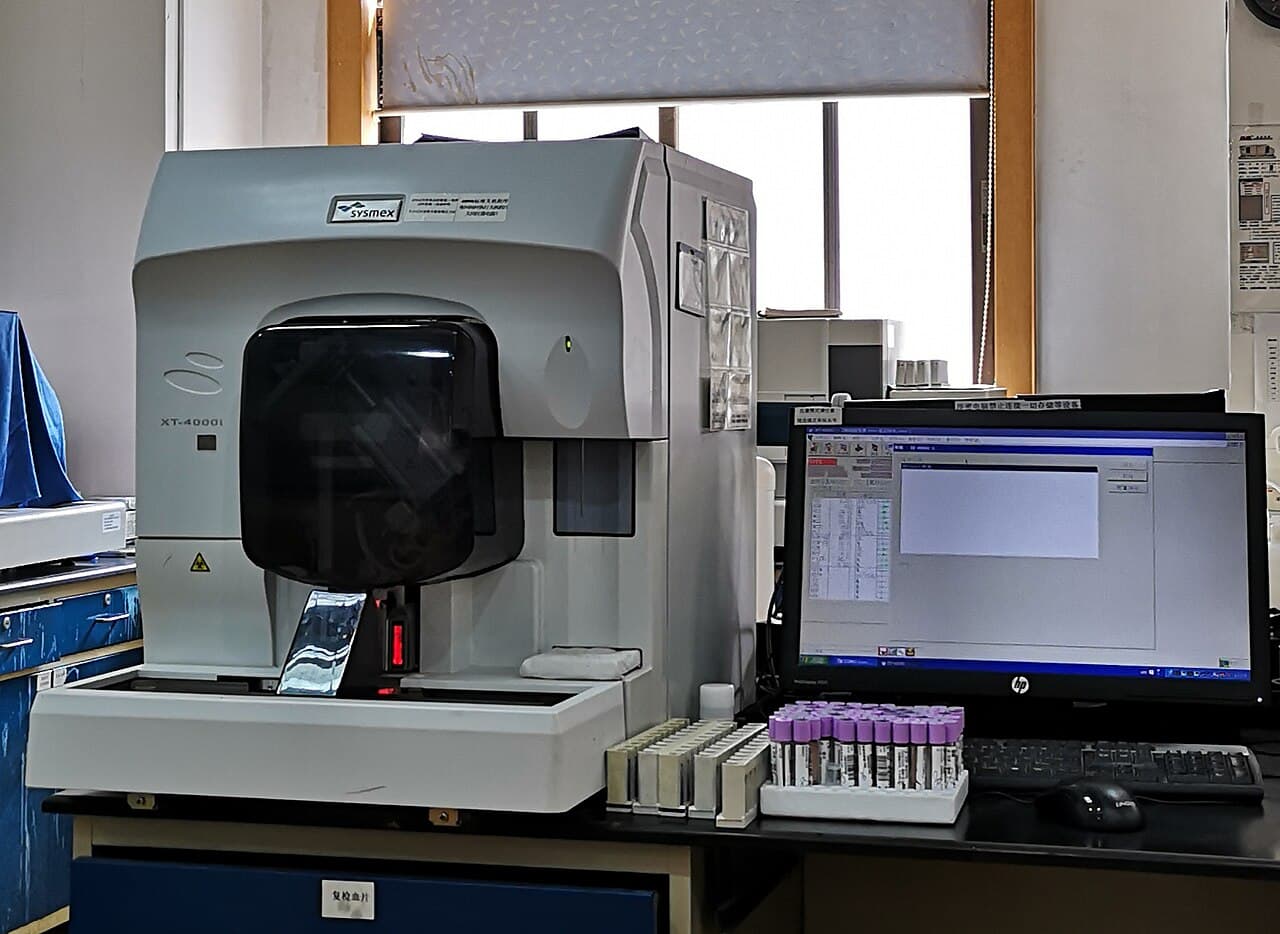 Sysmex XT-4000i hematology analyzer with sample rack